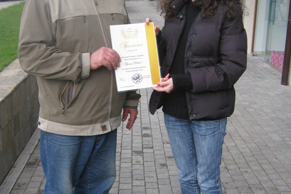 08.10.2010 Представител на Фондация Ейнджълс връчи грамота на Григор Наков за неговото благородно дарение.