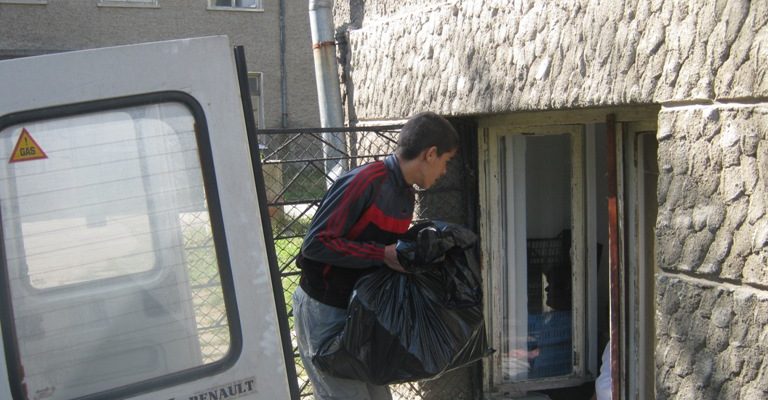 10.10.2010 Фондация Ейнджълс дари част от събраните продукти по проект „Купи и Дари“ на ДДЛРГ „Христо Райков“, гр. Габрово